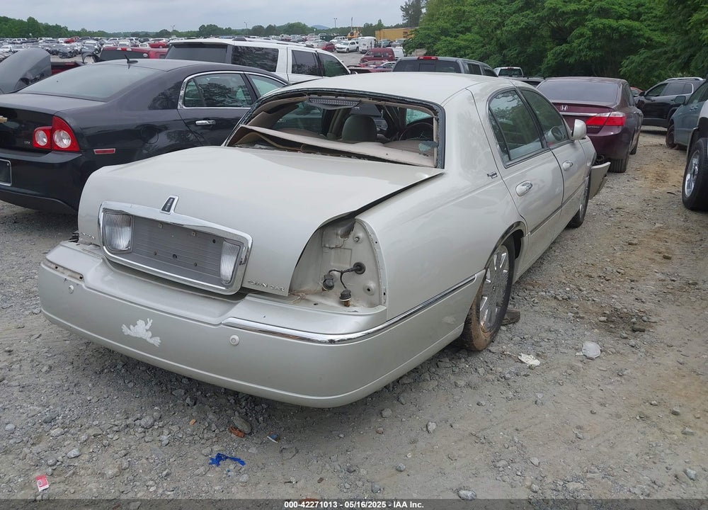 2005 LINCOLN TOWN CAR VIN: 1LNHM82W05Y664410