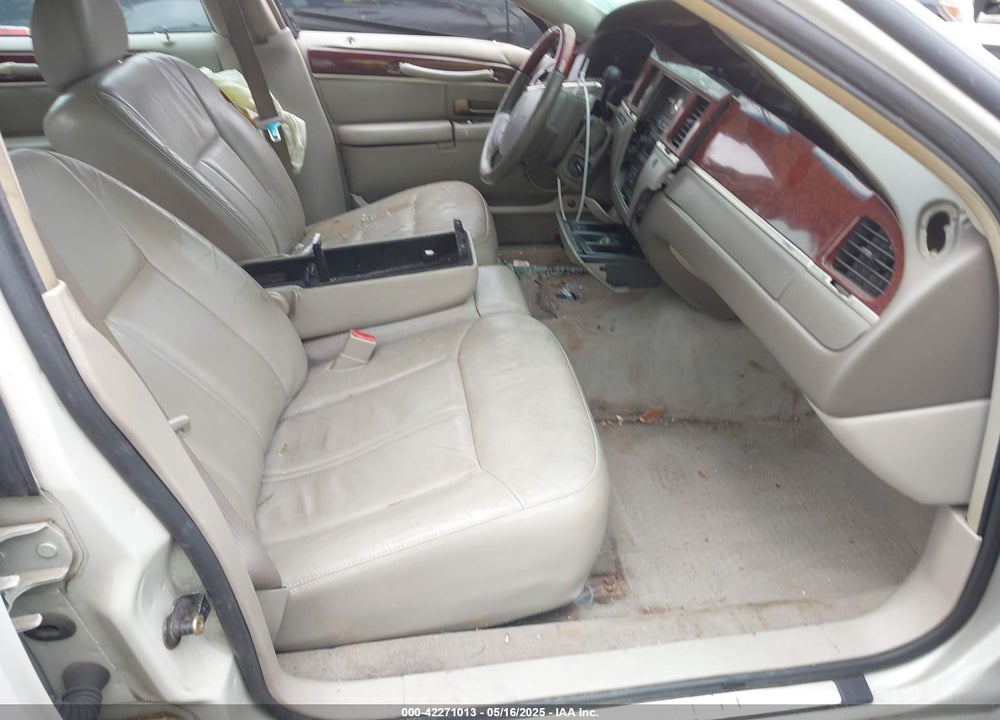 2005 LINCOLN TOWN CAR VIN: 1LNHM82W05Y664410