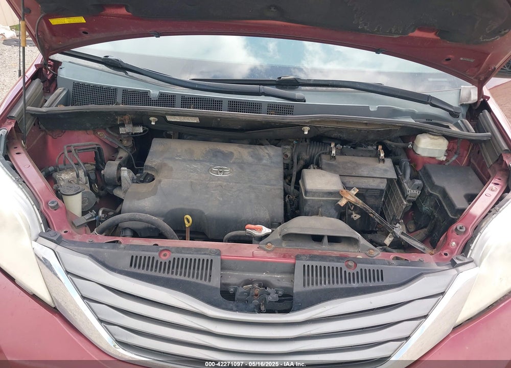 2013 TOYOTA SIENNA XLE V6 8 PASSENGER VIN: 5TDYK3DC5DS380894