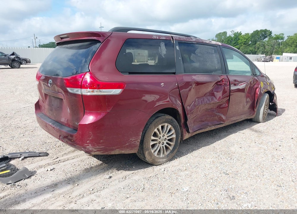 2013 TOYOTA SIENNA XLE V6 8 PASSENGER VIN: 5TDYK3DC5DS380894