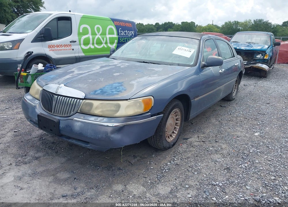 2000 LINCOLN TOWN CAR EXECUTIVE VIN: 1LNHM81W1YY937912