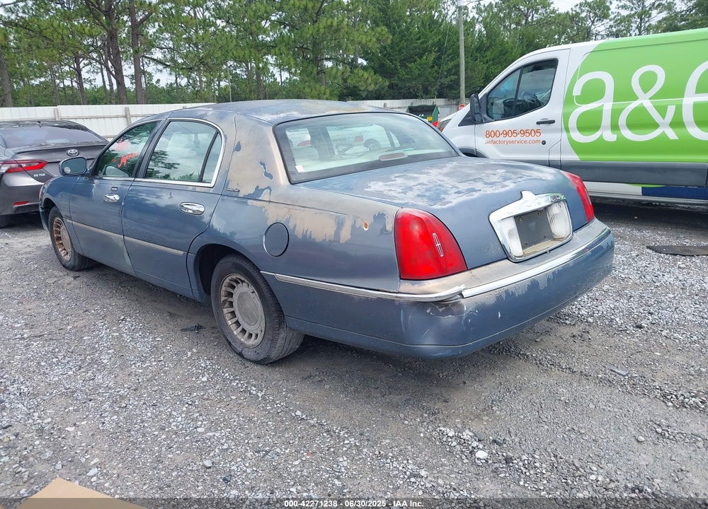 2000 LINCOLN TOWN CAR EXECUTIVE VIN: 1LNHM81W1YY937912