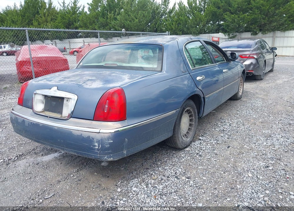 2000 LINCOLN TOWN CAR EXECUTIVE VIN: 1LNHM81W1YY937912