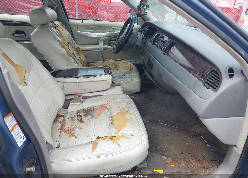 2000 LINCOLN TOWN CAR EXECUTIVE VIN: 1LNHM81W1YY937912