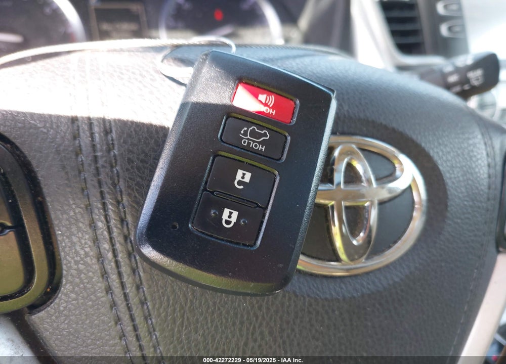 2019 TOYOTA HIGHLANDER XLE VIN: 5TDKZRFH1KS290412