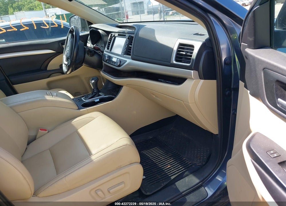 2019 TOYOTA HIGHLANDER XLE VIN: 5TDKZRFH1KS290412