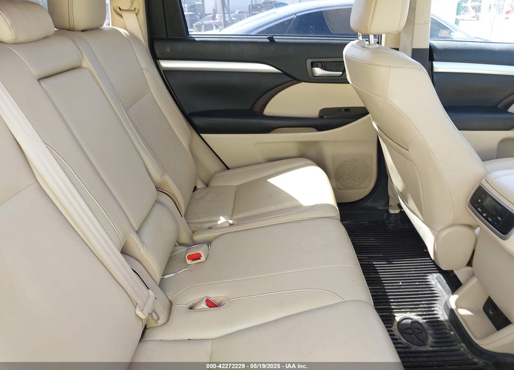 2019 TOYOTA HIGHLANDER XLE VIN: 5TDKZRFH1KS290412
