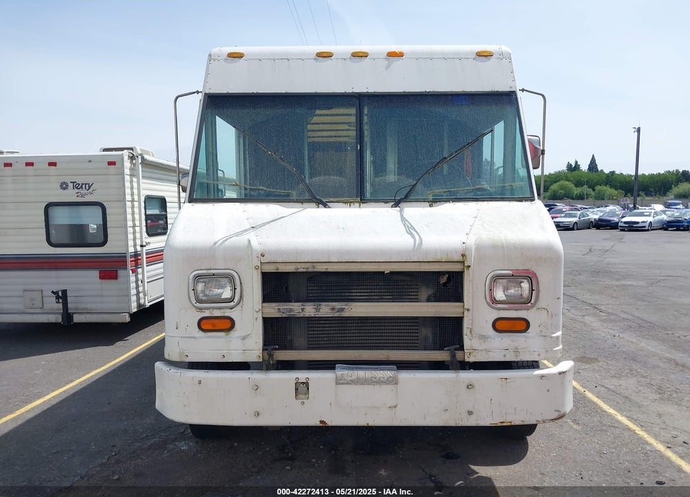 2000 FREIGHTLINER CHASSIS M LINE WALK-IN VAN VIN: 4UZA4FA46YCF82112