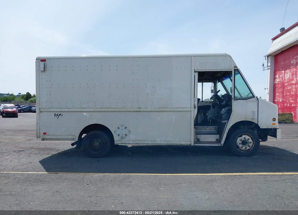 2000 FREIGHTLINER CHASSIS M LINE WALK-IN VAN VIN: 4UZA4FA46YCF82112