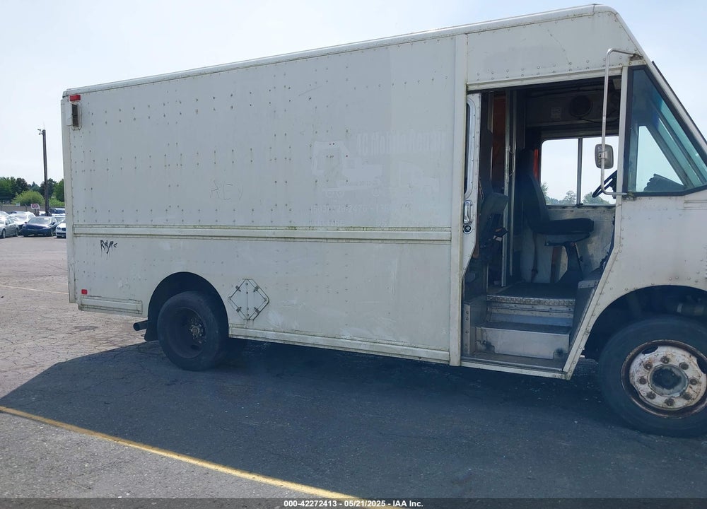 2000 FREIGHTLINER CHASSIS M LINE WALK-IN VAN VIN: 4UZA4FA46YCF82112