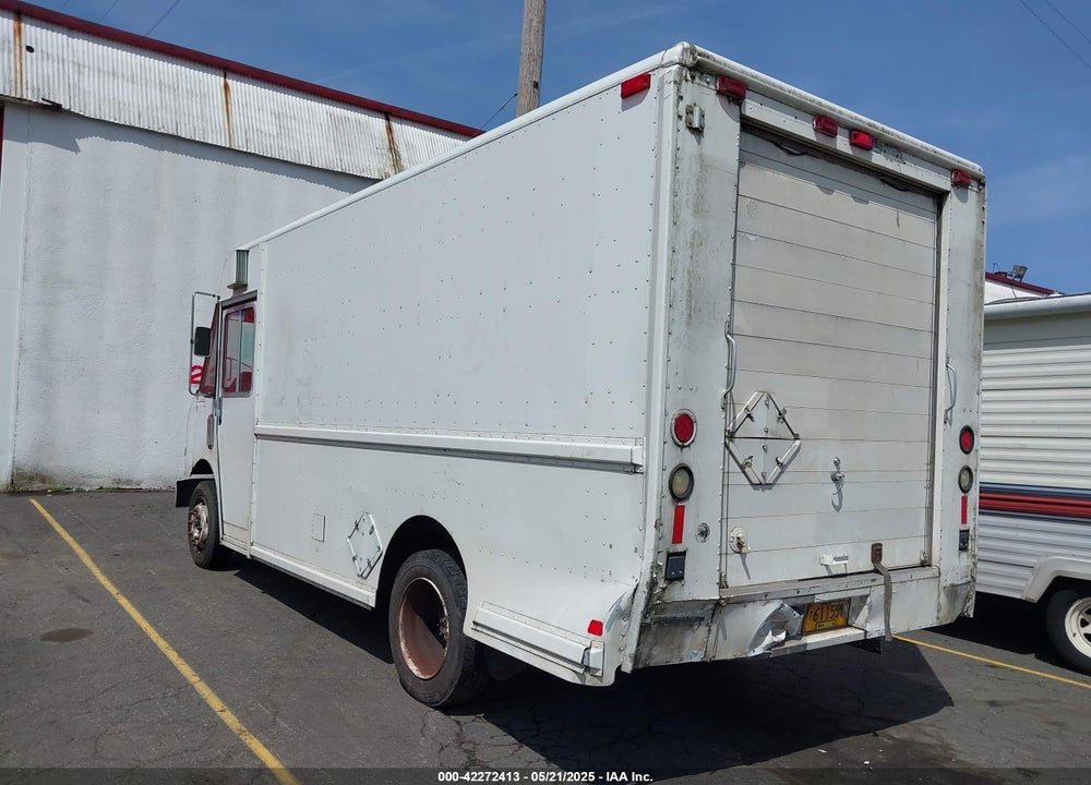 2000 FREIGHTLINER CHASSIS M LINE WALK-IN VAN VIN: 4UZA4FA46YCF82112