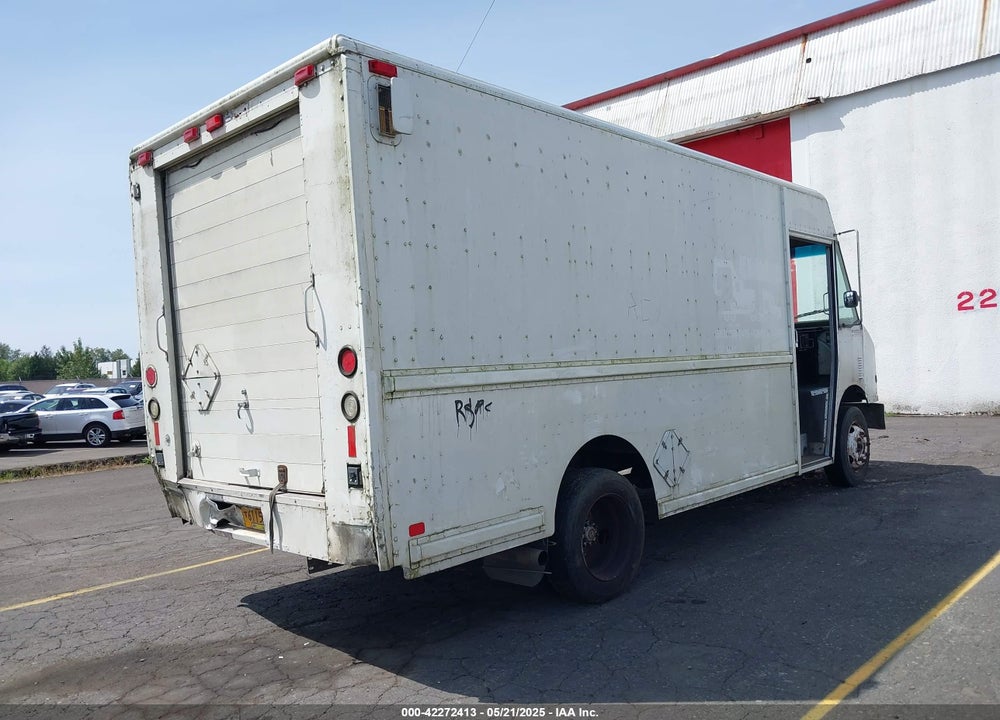 2000 FREIGHTLINER CHASSIS M LINE WALK-IN VAN VIN: 4UZA4FA46YCF82112