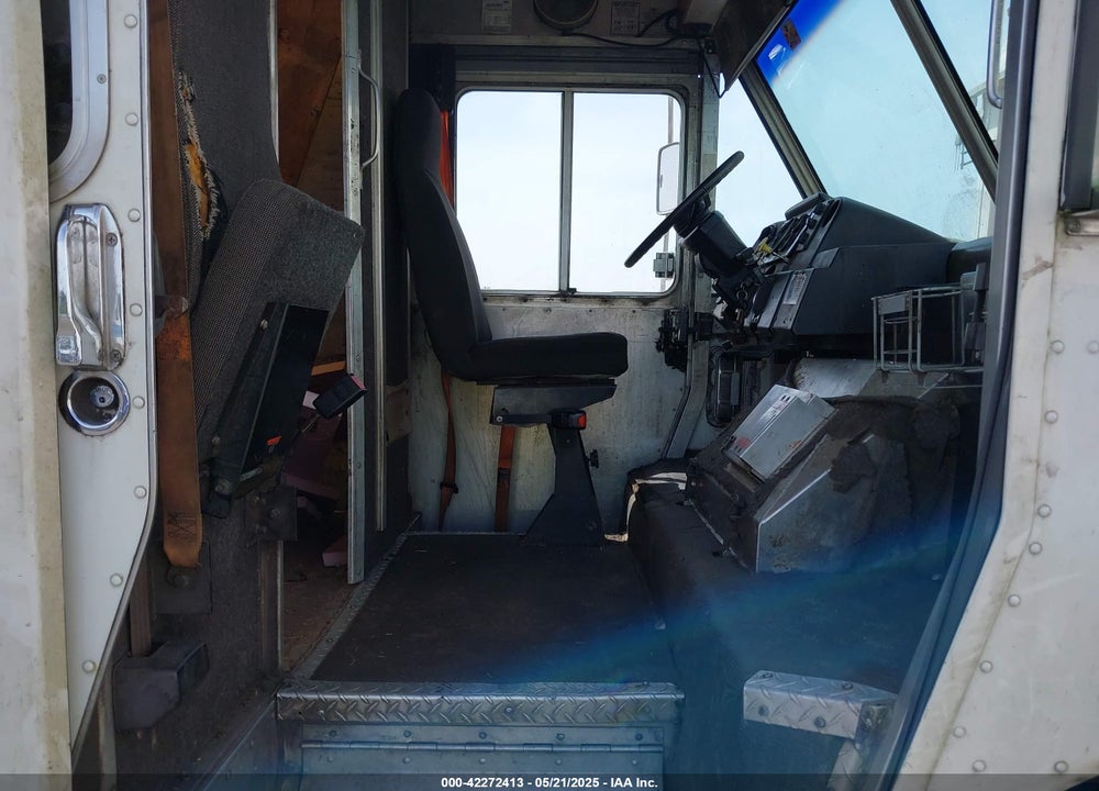 2000 FREIGHTLINER CHASSIS M LINE WALK-IN VAN VIN: 4UZA4FA46YCF82112
