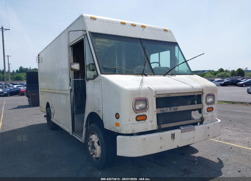 2000 FREIGHTLINER CHASSIS M LINE WALK-IN VAN VIN: 4UZA4FA46YCF82112