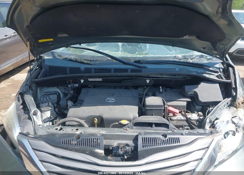 2014 TOYOTA SIENNA XLE V6 8 PASSENGER VIN: 5TDYK3DC5ES447110