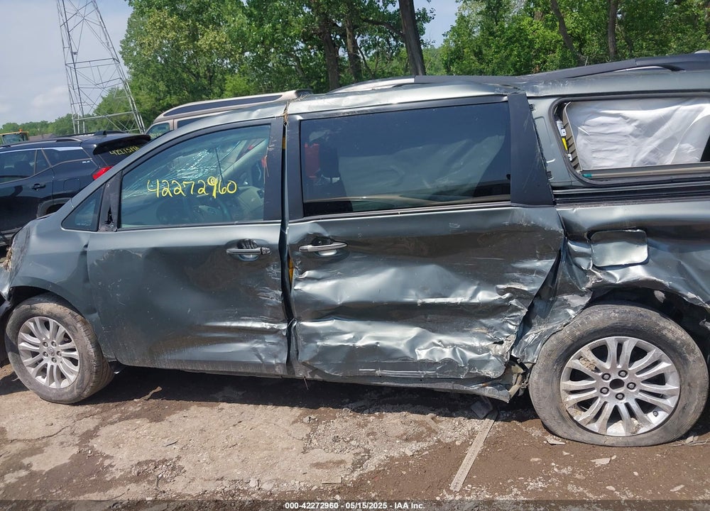 2014 TOYOTA SIENNA XLE V6 8 PASSENGER VIN: 5TDYK3DC5ES447110