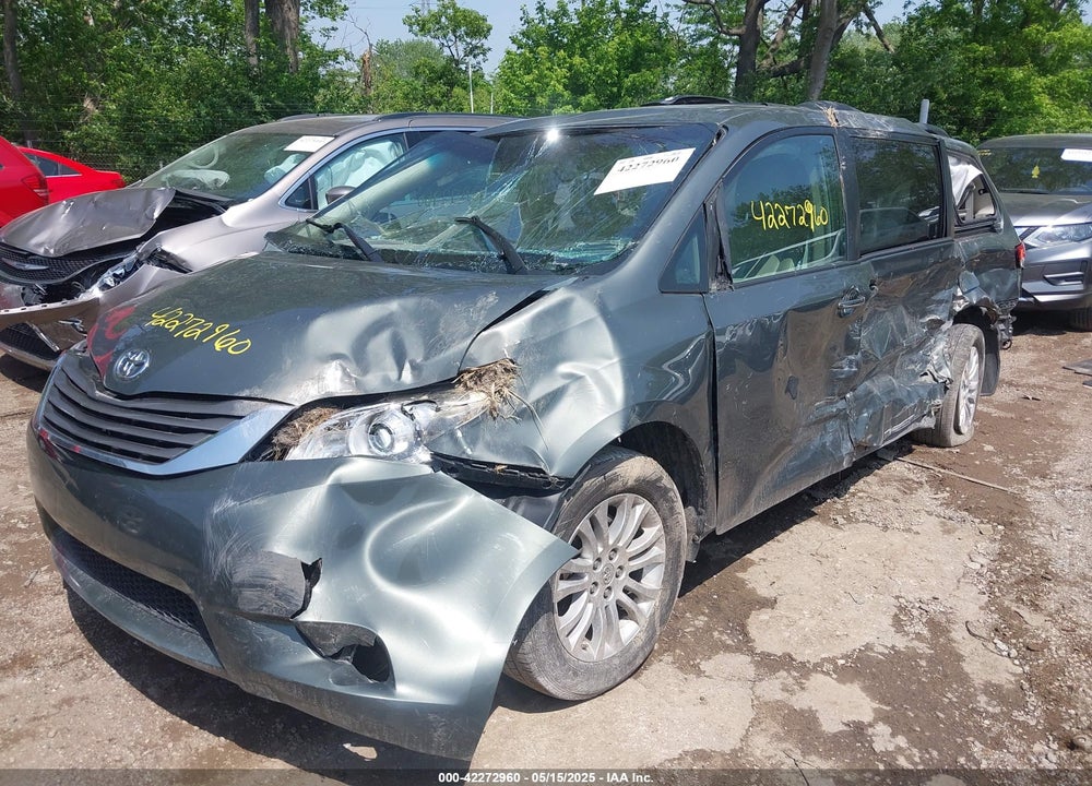 2014 TOYOTA SIENNA XLE V6 8 PASSENGER VIN: 5TDYK3DC5ES447110