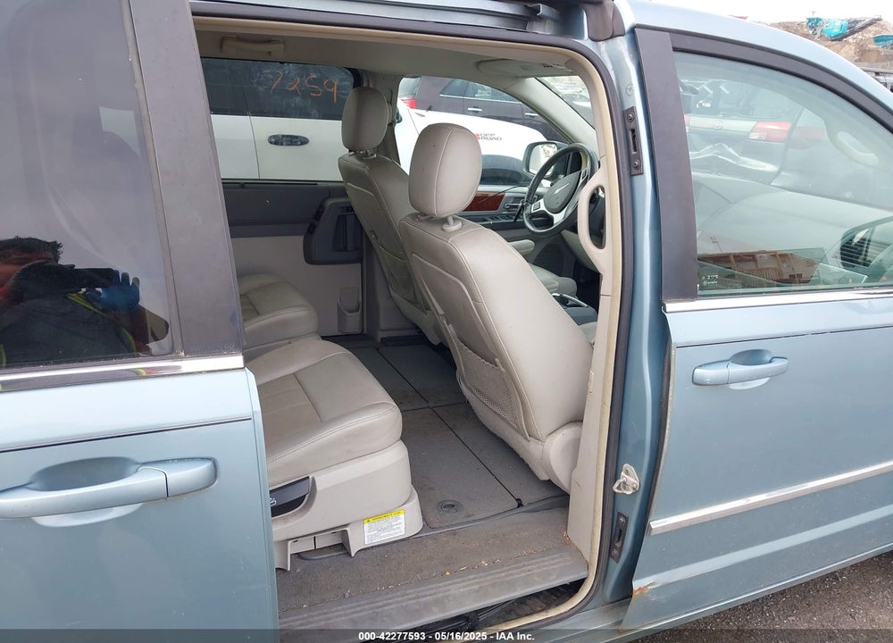 2009 CHRYSLER TOWN & COUNTRY VIN: 2A8HR54189R607171
