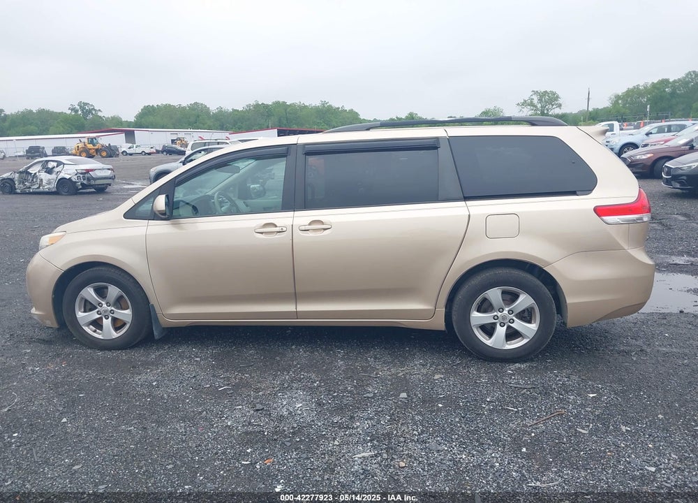 2013 TOYOTA SIENNA LE V6 8 PASSENGER VIN: 5TDKK3DC6DS279952