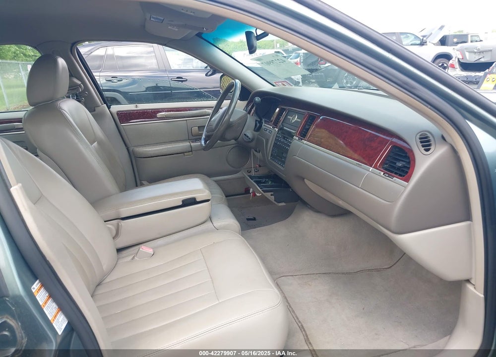 2004 LINCOLN TOWN CAR SIGNATURE VIN: 1LNHM81WX4Y616283