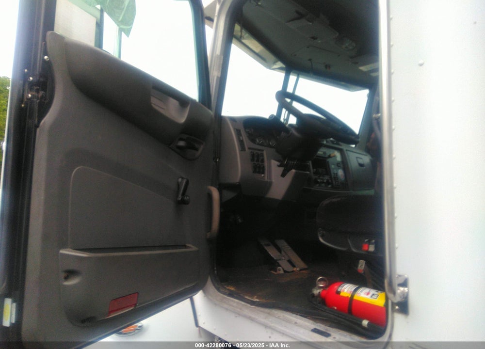 2013 PETERBILT 337 VIN: 2NP2HM6X5DM194538