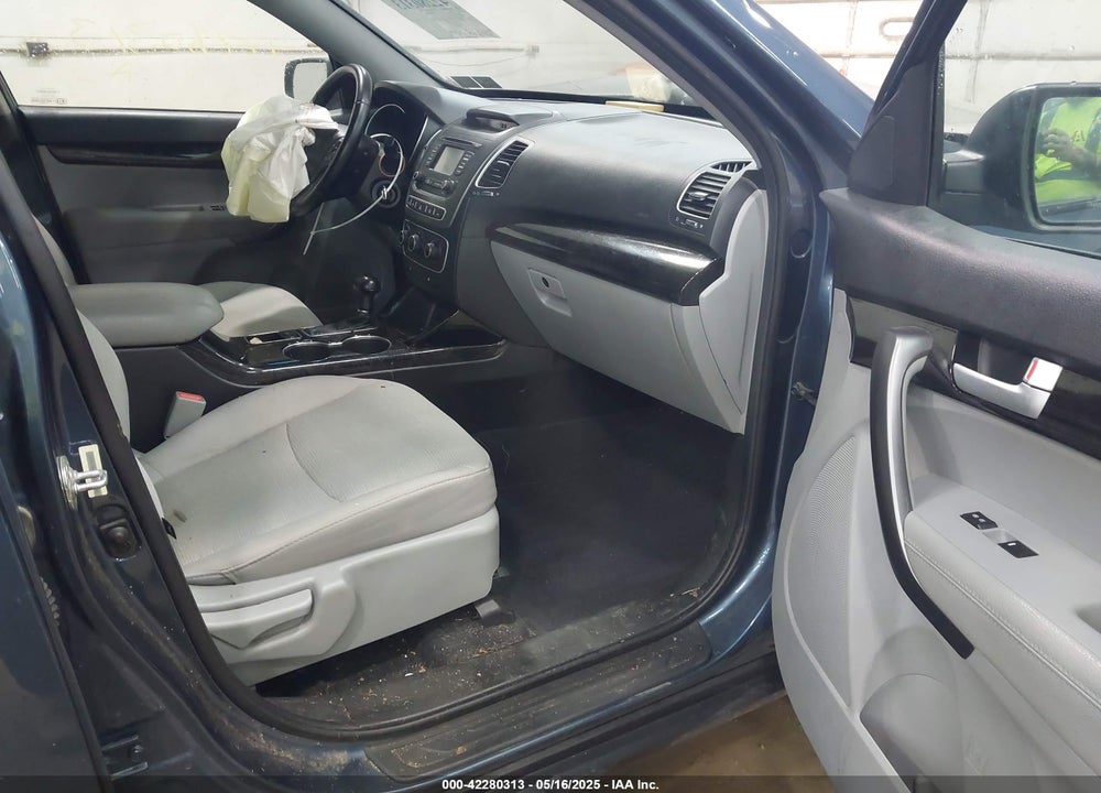 2015 KIA SORENTO LX VIN: 5XYKTCA66FG583066