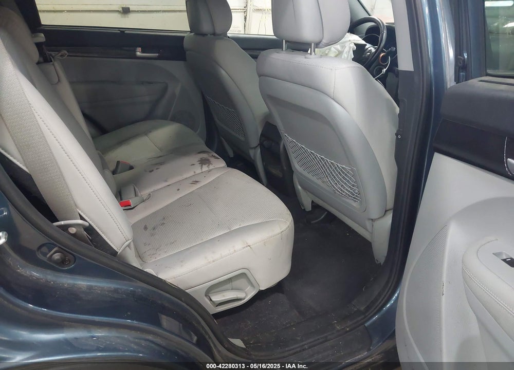 2015 KIA SORENTO LX VIN: 5XYKTCA66FG583066