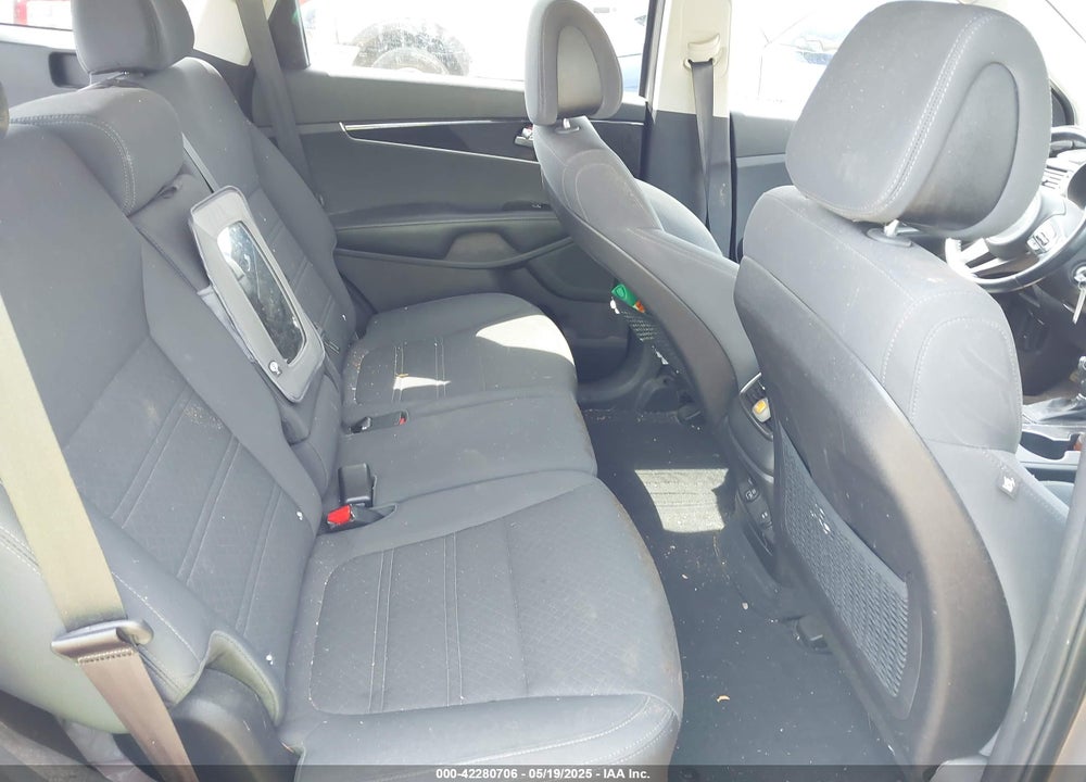 2016 KIA SORENTO VIN: 5XYPG4A38GG005588