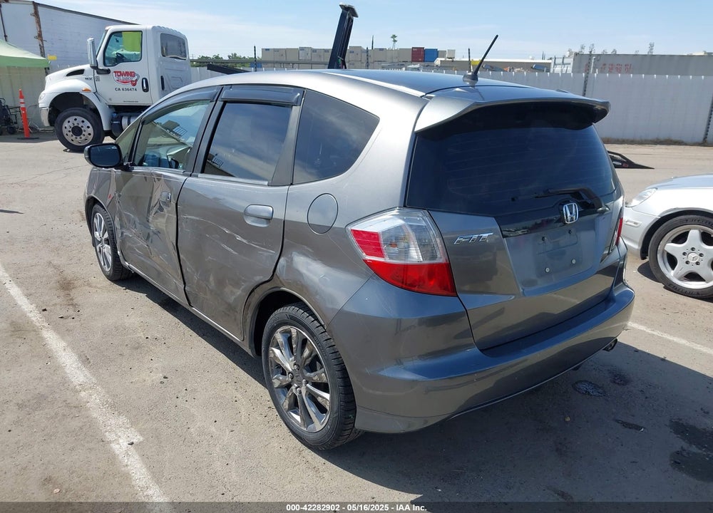 2013 HONDA FIT SPORT VIN: JHMGE8H53DC077205