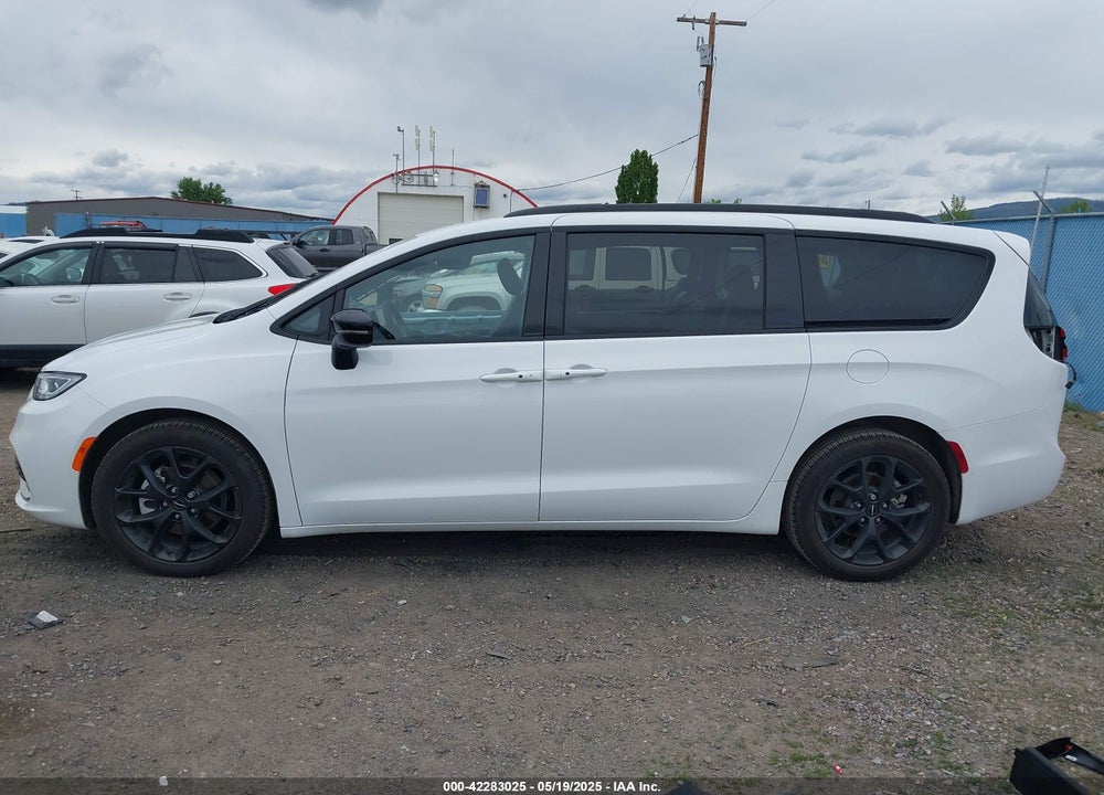 2024 CHRYSLER PACIFICA TOURING L VIN: 2C4RC1BG1RR107527