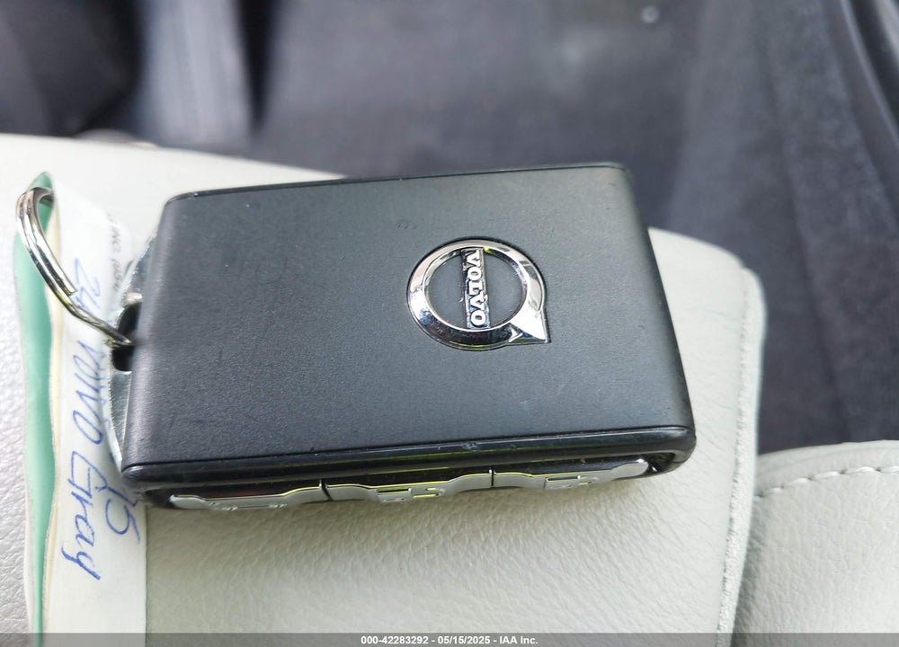 2024 VOLVO XC40 B5 PLUS DARK THEME VIN: YV4L12ULXR2293107