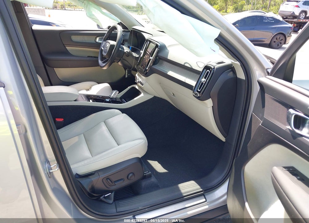 2024 VOLVO XC40 B5 PLUS DARK THEME VIN: YV4L12ULXR2293107