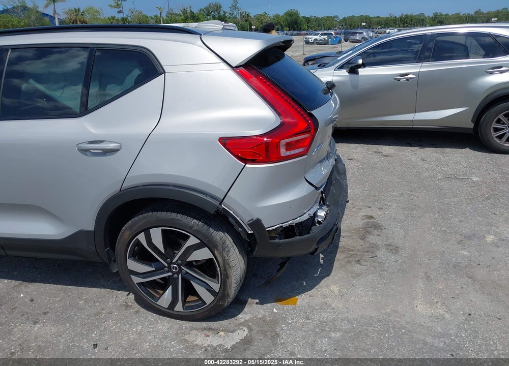 2024 VOLVO XC40 B5 PLUS DARK THEME VIN: YV4L12ULXR2293107