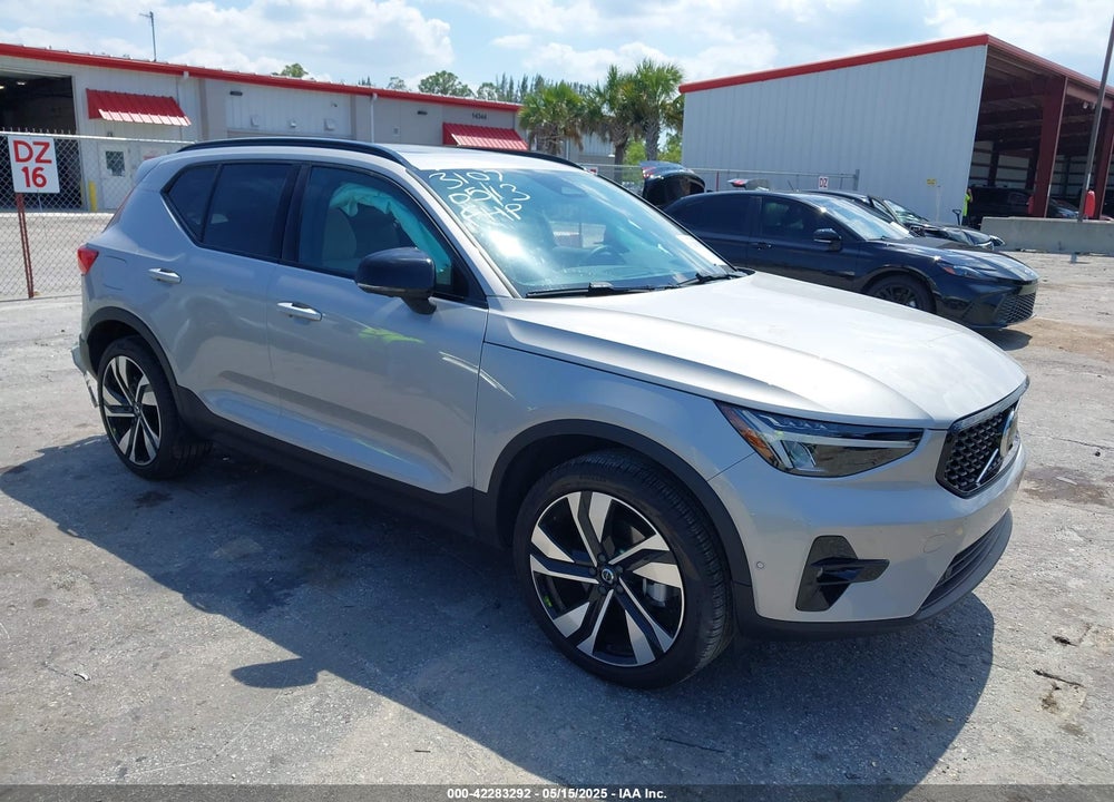 2024 VOLVO XC40 B5 PLUS DARK THEME VIN: YV4L12ULXR2293107