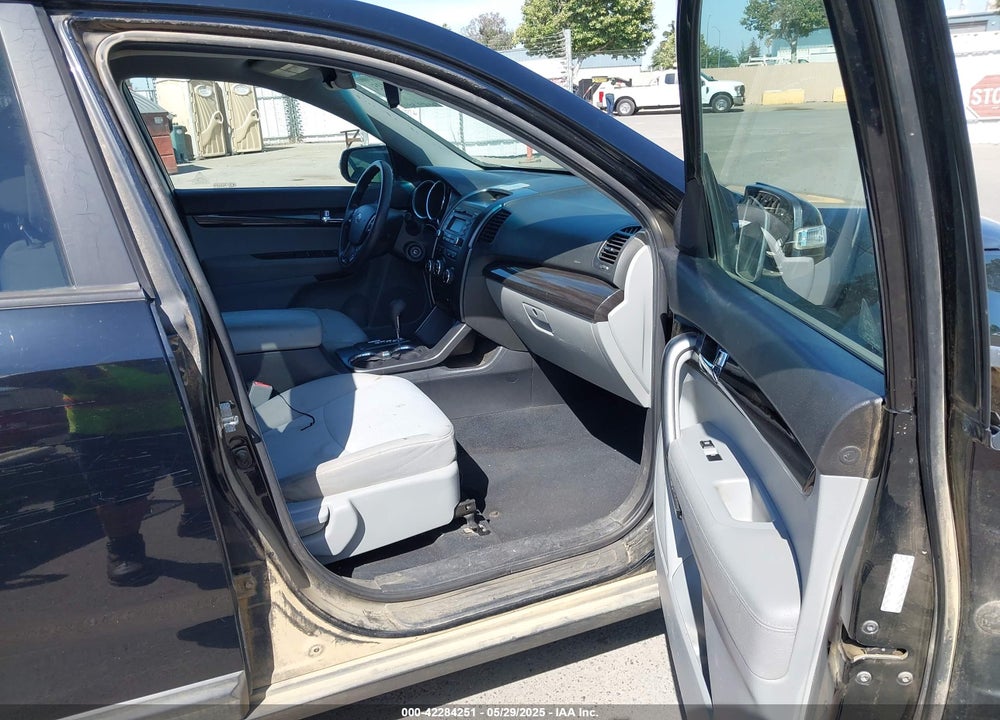 2011 KIA SORENTO LX VIN: 5XYKT3A18BG001533
