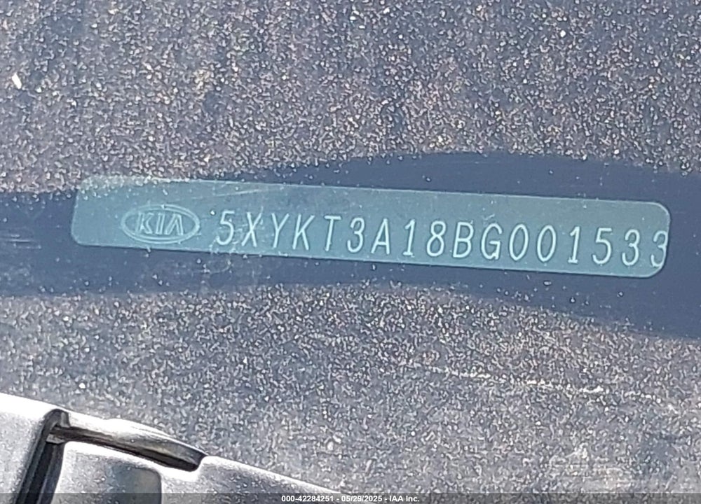 2011 KIA SORENTO LX VIN: 5XYKT3A18BG001533