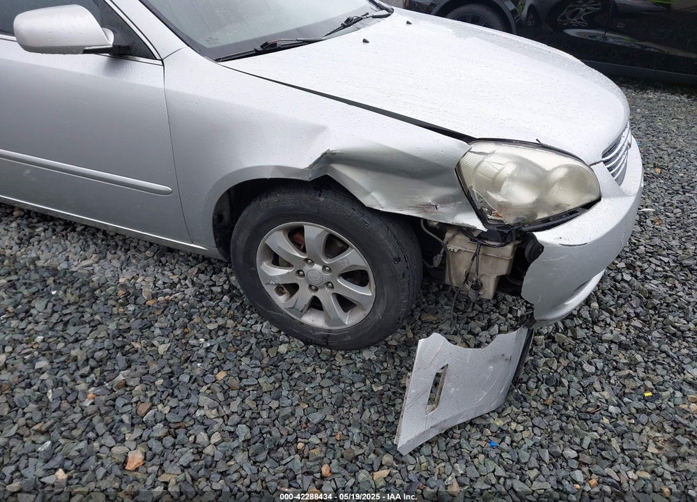 2008 KIA OPTIMA VIN: KNAGE124085200037