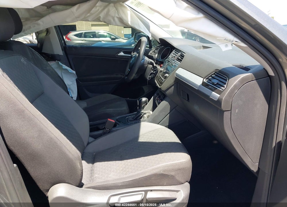 2018 VOLKSWAGEN TIGUAN VIN: 3VV1B7AX3JM058641
