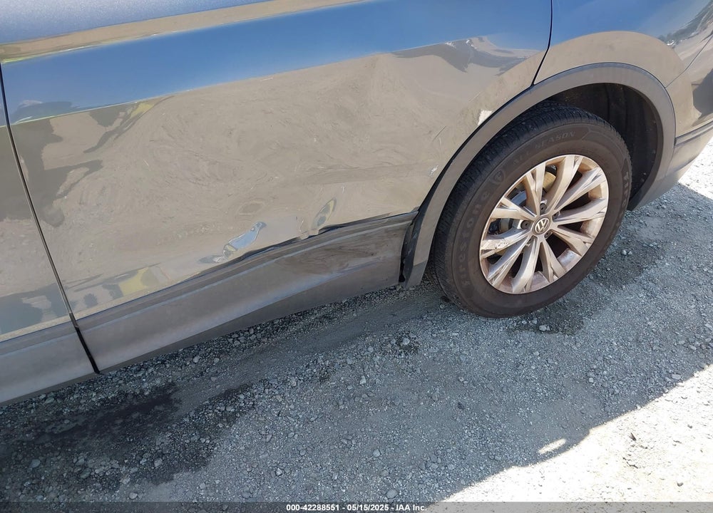 2018 VOLKSWAGEN TIGUAN VIN: 3VV1B7AX3JM058641