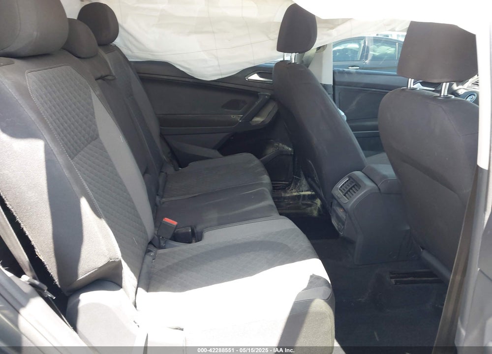 2018 VOLKSWAGEN TIGUAN VIN: 3VV1B7AX3JM058641