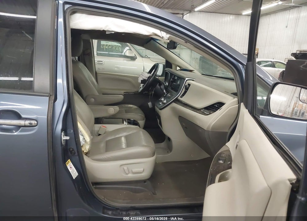 2016 TOYOTA SIENNA XLE PREMIUM 8 PASSENGER VIN: 5TDYK3DC3GS747411