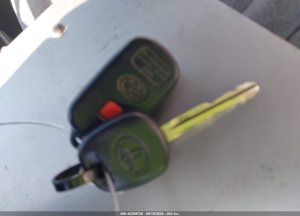 2000 TOYOTA SIENNA XLE VIN: 4T3ZF13C8YU197573