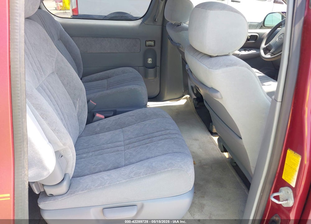 2000 TOYOTA SIENNA XLE VIN: 4T3ZF13C8YU197573