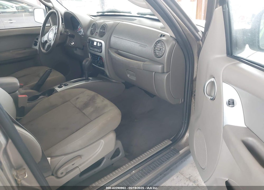 2006 JEEP LIBERTY VIN: 1J4GL58576W113642