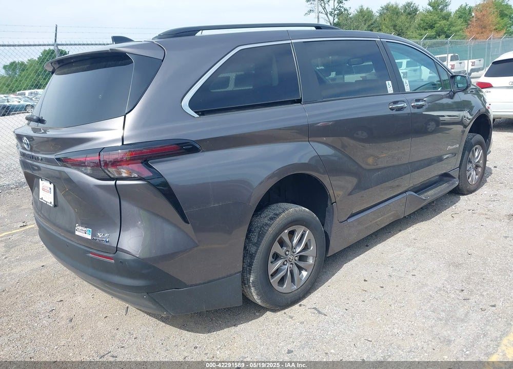 2024 TOYOTA SIENNA XLE VIN: 5TDJRKEC0RS180714
