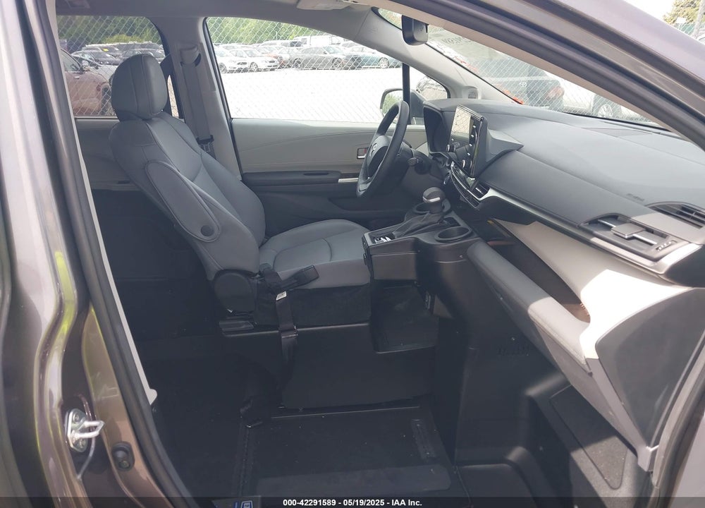 2024 TOYOTA SIENNA XLE VIN: 5TDJRKEC0RS180714