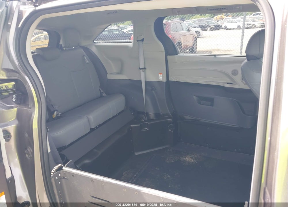 2024 TOYOTA SIENNA XLE VIN: 5TDJRKEC0RS180714