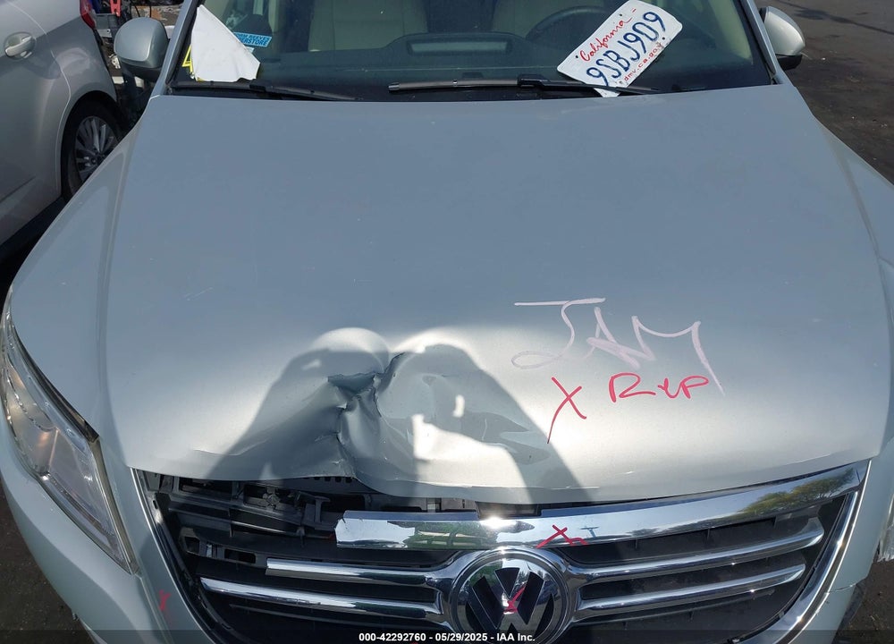 2011 VOLKSWAGEN TIGUAN VIN: WVGBV7AX2BW500817