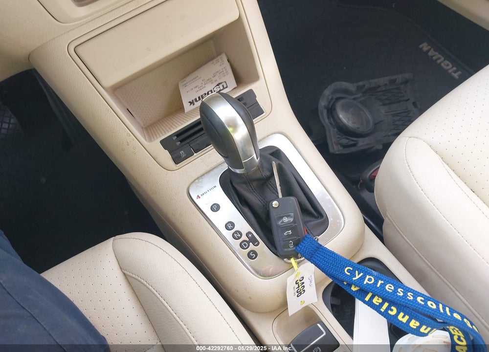 2011 VOLKSWAGEN TIGUAN VIN: WVGBV7AX2BW500817