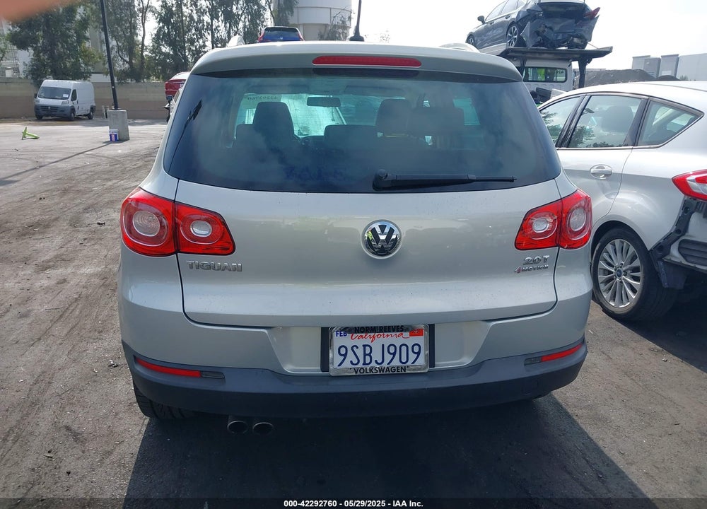 2011 VOLKSWAGEN TIGUAN VIN: WVGBV7AX2BW500817